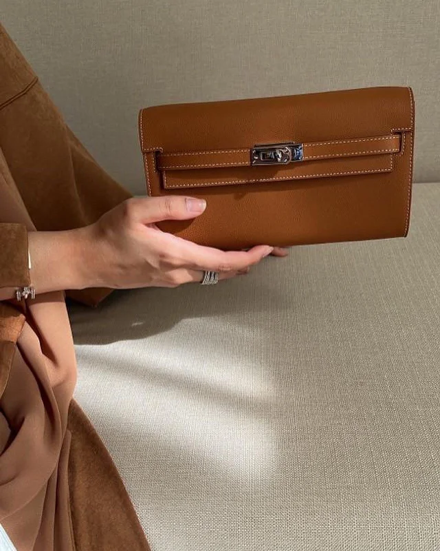 Trendy Bags For Women And Men In 2025 Brown clutch