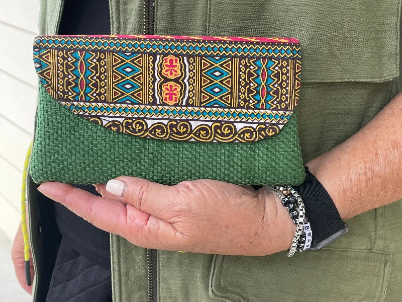 Senior Travelers Raffia clutch - Kitenge sm